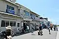 西港の商業施設群