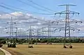 ウィーン南東のAPG保有送電線。右が4回線の380KV送電線、左が220KV送電線、中央が110KV送電線