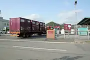 姫路貨物駅にコンテナを積載した状態で進入するトレーラー