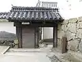 ちの門。大天守東側の「折曲り櫓」に接して建つ棟門。