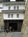 姫路城櫓門の隠し狭間。窓の下部左右にある少し凹んだ壁。