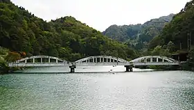 ダム湖に架かる姫川橋（県道114号、土木学会選奨土木遺産）