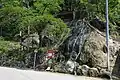 薬師堂から落ちる温泉の滝