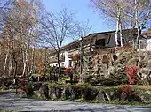 姫木平自然の家（左）西館　（右）本館と東館