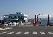 乗船桟橋とターミナルビル