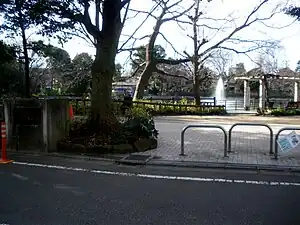 碑文谷公園（東京都目黒区） 奥に噴水を上げている碑文谷池が見える