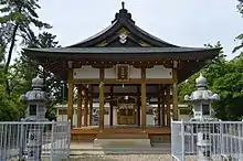 毘森神社拝殿（小坂町、2018年（平成30年）5月）