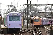 発着する列車（2015年2月。左は四日市発内部行き、右は西日野発四日市行き）