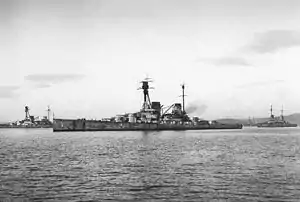 スカパ・フローにおける「ヒンデンブルク」。左側の艦は「デアフリンガー」