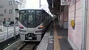 1番線に停車する225系(2012年4月)