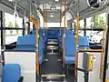後部座席ACG-車とBJG-車の最後列は大型の肘掛けが備わって2+2人掛けとなる。