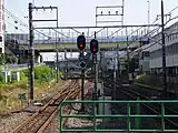 日野駅塩尻方より、旧駅跡でもある中線を見る。かつての踏切はホームと信号機間にあった。