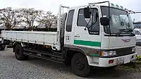 中型教習車(第一種運転免許用)の一例(車種 : 日野クルージング・レンジャー)中型免許新設以前は、このタイプが大型教習車だった