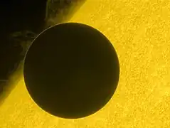 太陽観測衛星ひのでが撮影した接触の様子(黒い金星を包む細い光の環がオレオール現象)