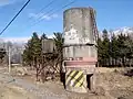 構内に残る給水塔（右）左は鉄道員の生活用水のための貯水槽である