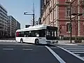 東京マラソンに伴う交通規制で鍛冶橋通りを迂回してきた丸の内シャトル（2011年2月27日、三菱一号館付近にて）