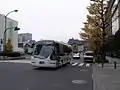 運行初期に実施されていた朝の有楽町ルート。三菱ビルと郵船ビルの間を行幸通り経由でショートカットしていた（2004年撮影）。