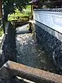 街道沿いの水路