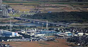 池田山から望む揖斐川に架かる岐阜県道53号岐阜関ケ原線の平野庄橋(2014年11月10日)