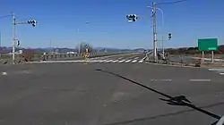 片側2車線の車道と両側に歩道がある