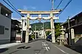 一の鳥居後背に神津嶽を望む。