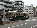 （京都市電1918号車→）広電譲渡後は1903号車、2008年撮影。ドア部分の塗装・屋根・正面の方向幕などが京都時代との大きな違い。