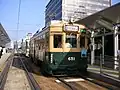 現役の651号車。原爆投下直後の写真と比較すると、前面の電動行先表示機や屋根上の冷房装置を除き、被爆当時の姿を留めている。