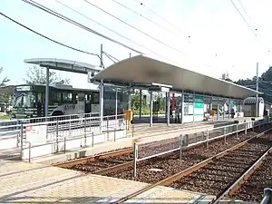 鉄道と路線バスがバリアフリーで乗り換えできる廿日市市役所前（平良）駅