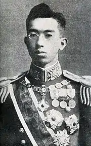 皇太子摂政宮裕仁親王（後の昭和天皇。1924年）。摂政宮時代から自動車移動の常用を始めた1920年（大正9年）に、裕仁親王の東京市内の非公式な外出について事情がない限りは自動車を使うことが決められた。。即位直後の時期に自動車鹵簿が確立。