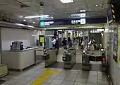 天現寺橋方面改札(2016年6月18日)