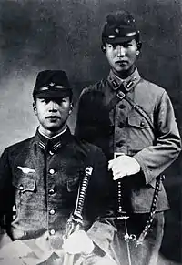 1944年当時の陸軍将校准士官の軍刀。昭13制刀を佩用する陸軍少尉と見習士官たる陸軍曹長(小野田寛郎)。見習士官は釣革に編み込みの革製グルメットを使用