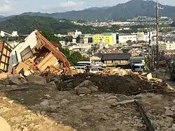 土石流の直撃により大破した家屋(広島市)