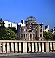 連絡橋の欄干と原爆ドーム。