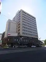 改修前の建物（2013年9月）を別の角度から。現在スロープがあるところには、立体駐車場が整備されていた。
