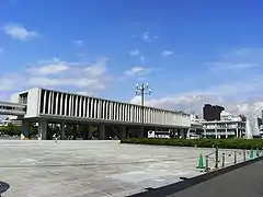 縦型のルーバーの例（広島平和記念資料館本館）