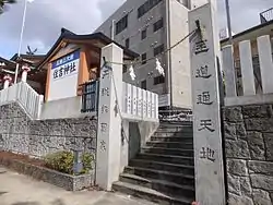 川沿いより