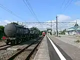 貨物列車運行時代のホーム。右手に焼失前の旧駅舎が見える。(2006年10月)