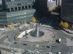 名古屋駅桜通口にあるモニュメント｢飛翔｣と大名古屋ビルヂング（2015年12月）