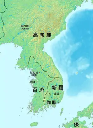 三国時代の朝鮮半島左は韓国の教科書で一般的な範囲(375年頃)、右は日本の教科書で一般的な範囲(4~5世紀半ば)。半島西南部の解釈には諸説がある。