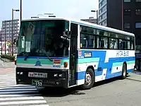460高速バス「ひた号」に使用されていたオリジナル塗装の自社発注車。この塗色は2015年頃に全車廃車となり消滅したのち、部分的にデザインを変更し2018年に復活している。