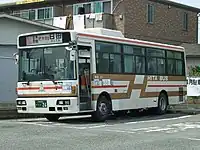 202自社発注車の中型車。1990年代に小型観光バスで採用されて以降、自社発注や西鉄グループ外から移籍の一般路線車はこの塗色となっている。