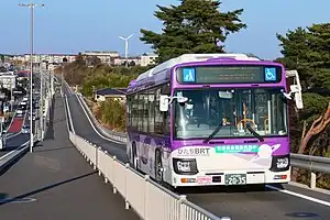 専用道を走行するひたちBRTの大型ハイブリッドバス（2023年1月 泉が森 - 大甕駅西口間）