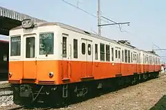 旧形電車の塗装になった3000形電車