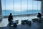 海岸口側構内にある展望ロビー