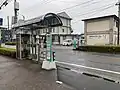 日田市役所前駅（日田方面のりば）。右奥は添田方面のりば。日田方面のみバスベイ有。