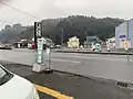 林工西口駅（添田方面のりば）。右奥は日田方面のりば。
