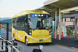 添田駅ホームに到着したBRT車両