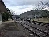 プラットホームと動輪及び踏切が保存されている