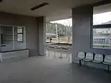 駅舎内の待合所から改札口を望む
