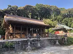 日吉山王社本殿(左手前)と滝山東照宮本殿(右奥)(2021年(令和3年)5月)